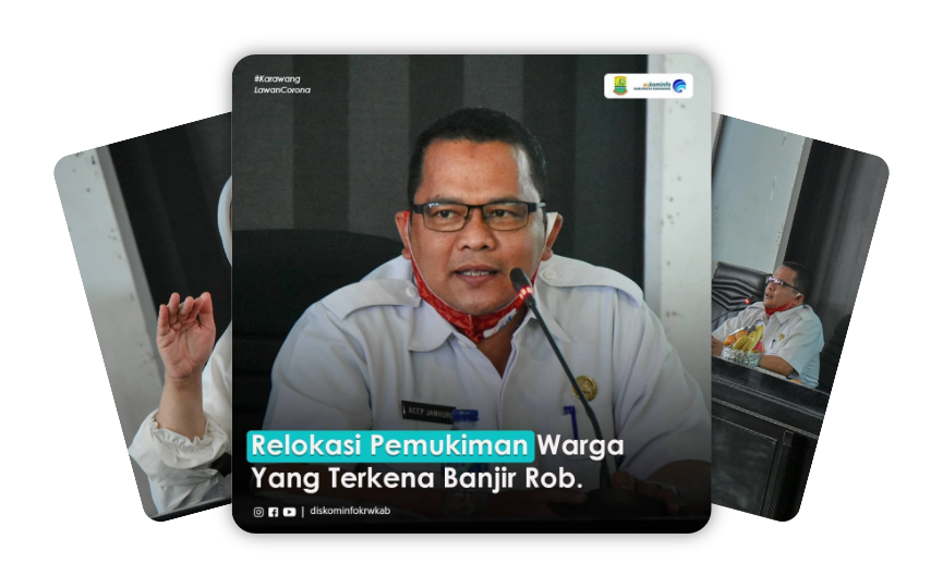 Warga mengevakuasi barang dari rumah yang terendam banjir rob